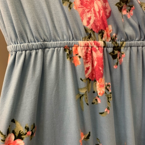 Beautiful v-cut dress with hidden pockets! - Picture 4 of 5